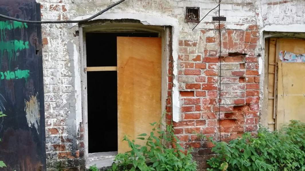 заколоченные окна в доме 