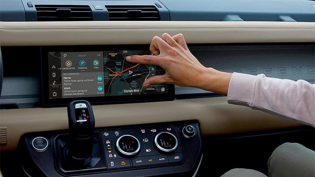 Мультимедийный дисплей сенсорный. Из-за количества кнопок и ручек центральная консоль кажется тесной