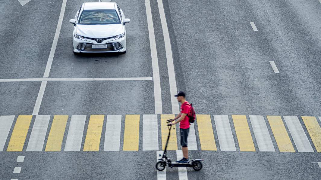 проезжая часть пешеходный автомобиль самокат