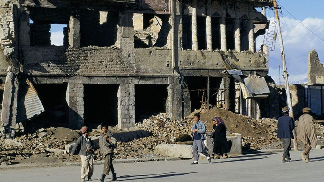People walking on a war damaged street in Kabul, Afghanistan Местные жители в разрушенном от войны Кабуле