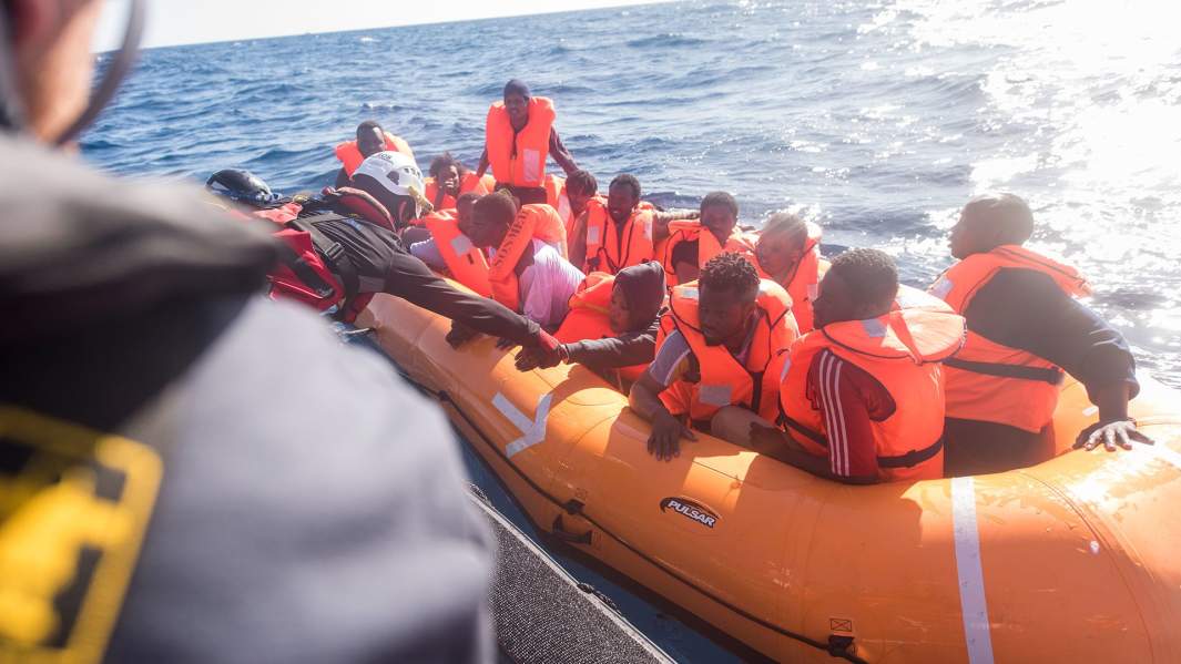 Спасение мигрантов в Средиземном море 