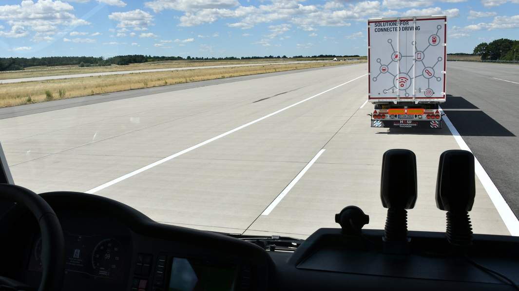 Первые испытания беспилотных грузовиков в Германии