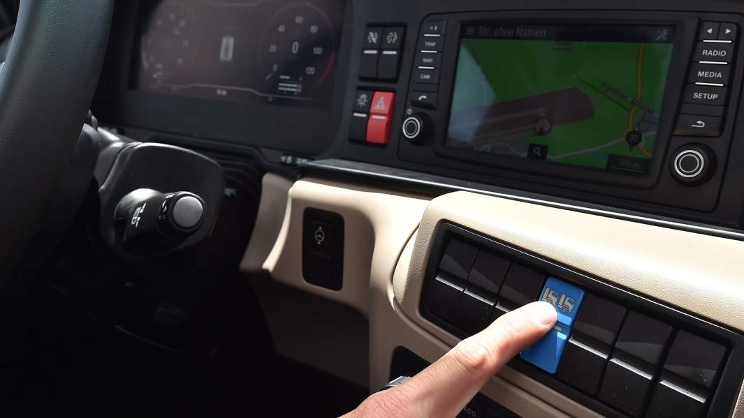 Кнопка включения режима автономного вождения