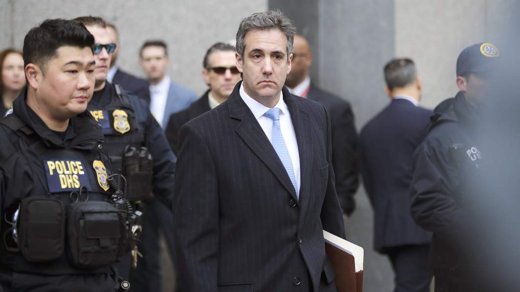 Майкл Коэн на выходе из суда в Нью-Йорке