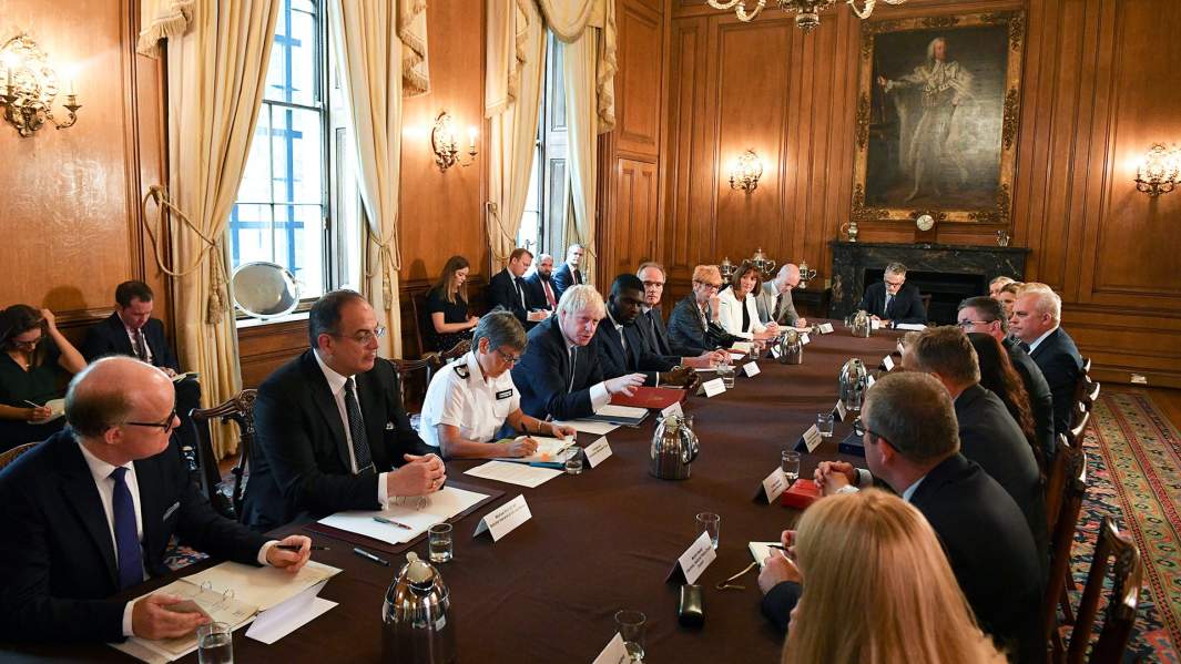 Собрание членов парламента во главе с Борисом Джонсоном на Даунинг-стрит