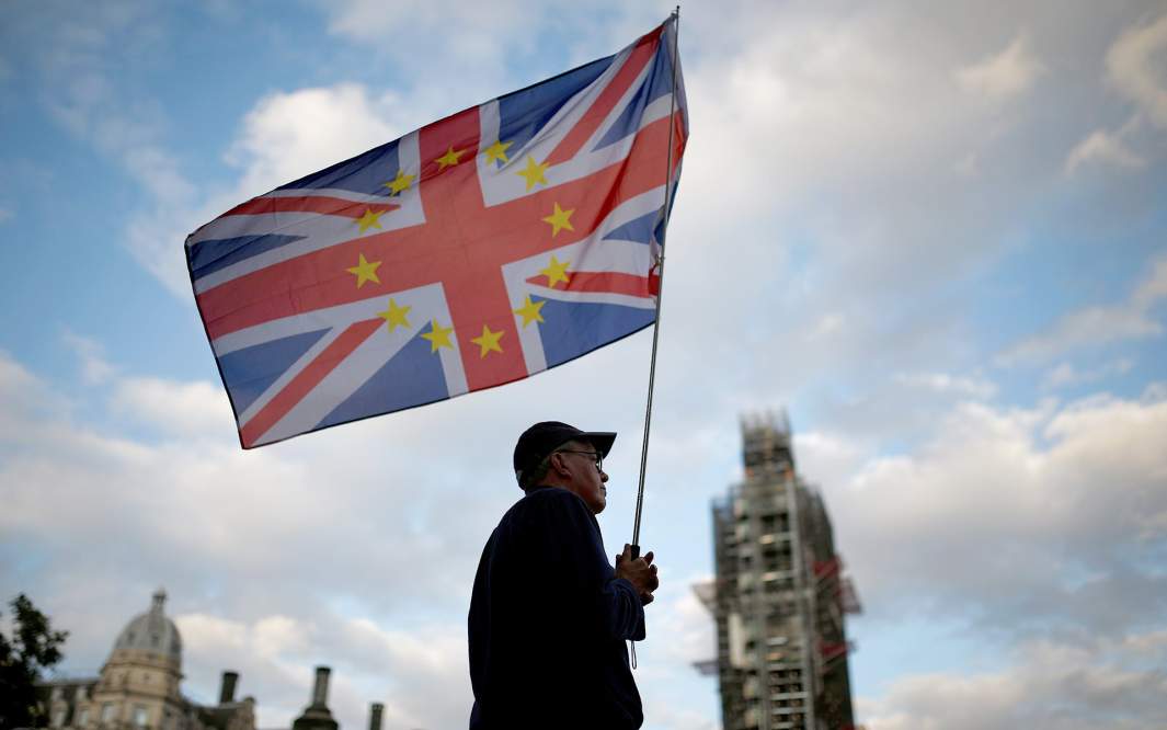 Протестующий против Brexit перед зданием парламента в Лондоне, Великобритания