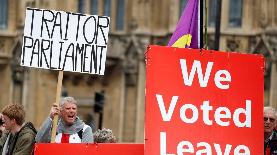 Сторонники брексит протестуют возле здания парламента