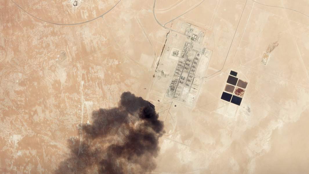 Спутниковое изображение удара беспилотников по нефтяным заводам SaudiAramco