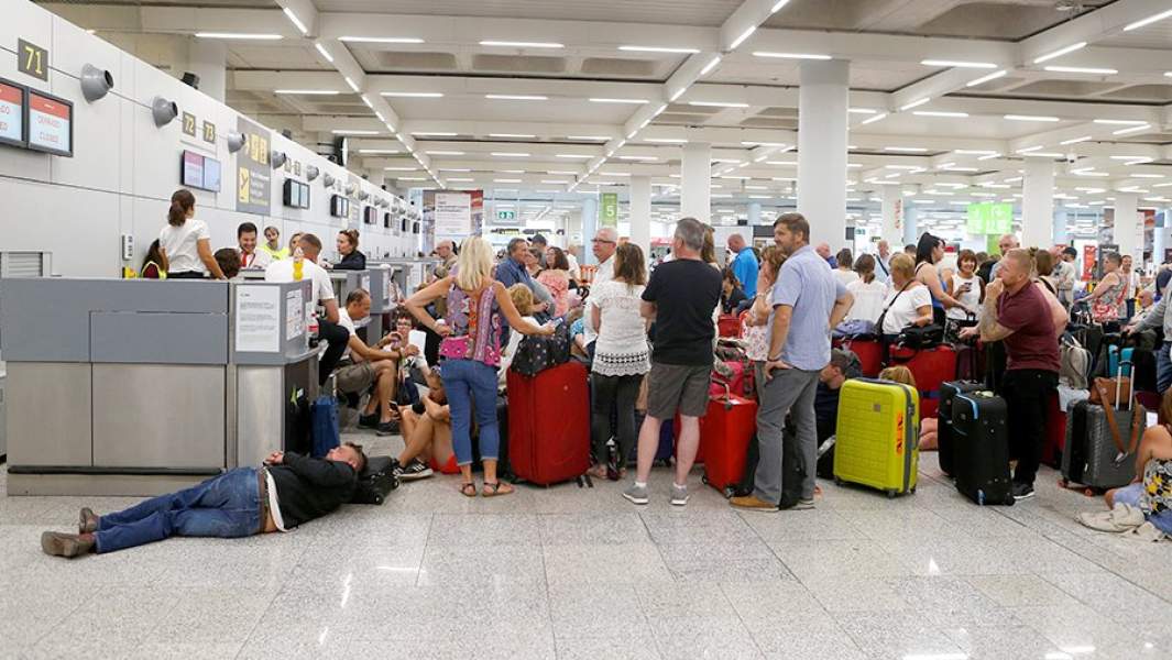 Туристы обанкротившегося туроператора Thomas Cook в аэропорту Майорки