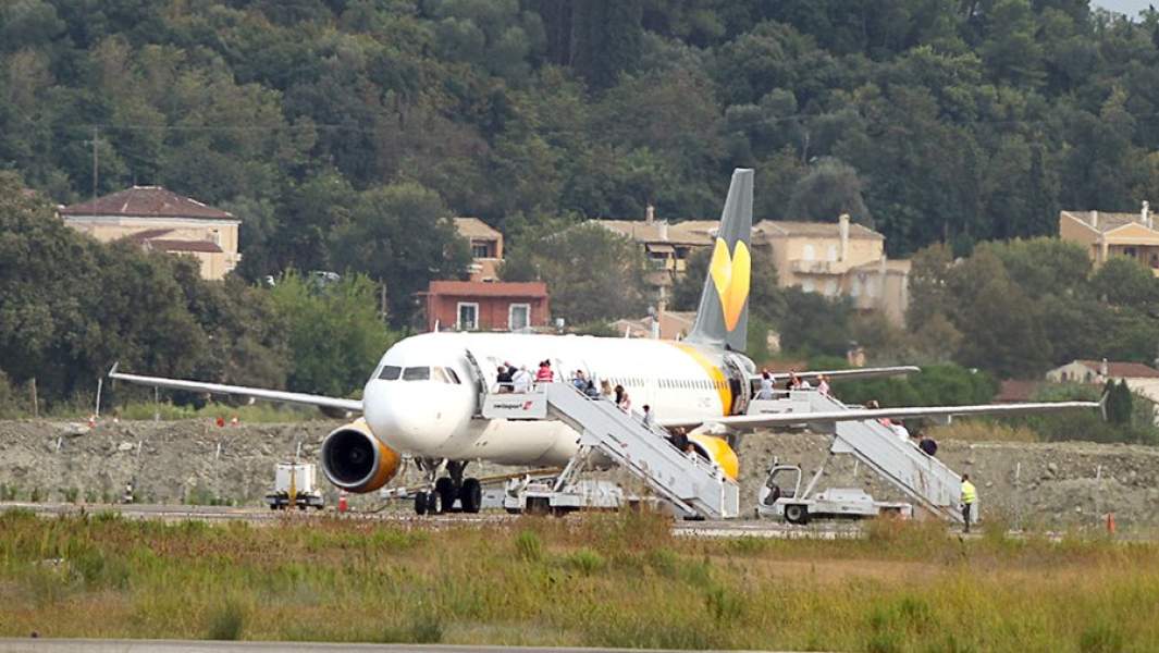Туристы поднимаются на борт самолета авиакомпании Condor на острове Корфу, Греция