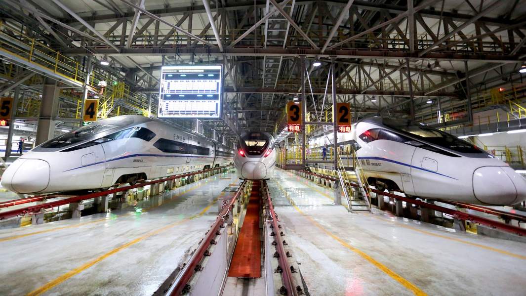 Cкоростные поезда, ожидающие техобслуживания в Гуйяне, столице провинции Гуйчжоу, Китай