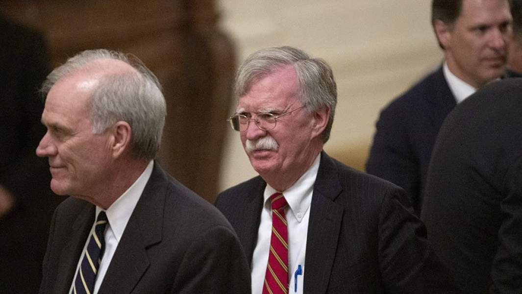 болтон в белом доме