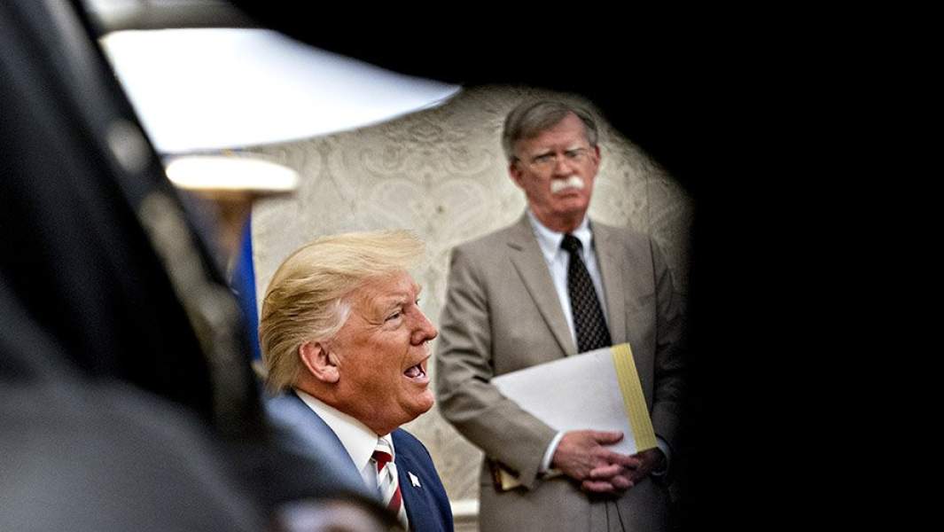 трамп и болтон на фоне