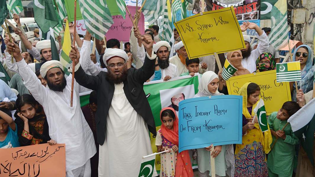 Пакистанцы во время акции протеста против ситуации в индийском Кашмире в знак солидарности с кашмирским народом