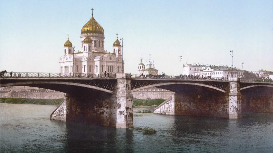 Вид на Храм Христа Спасителя и Большой каменный мост