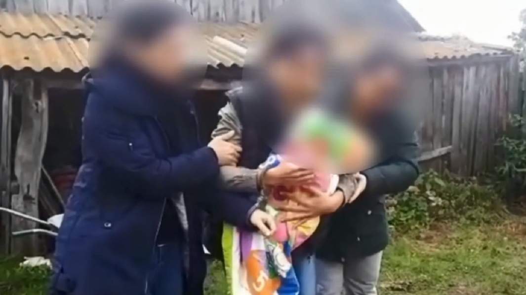 Юлия Хабирова во время следственного эксперимента