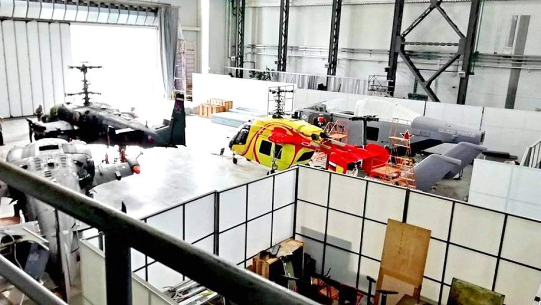 Полноразмерный макет морского вертолета нового поколения «Минога», создаваемого АО «Камов» (справа)