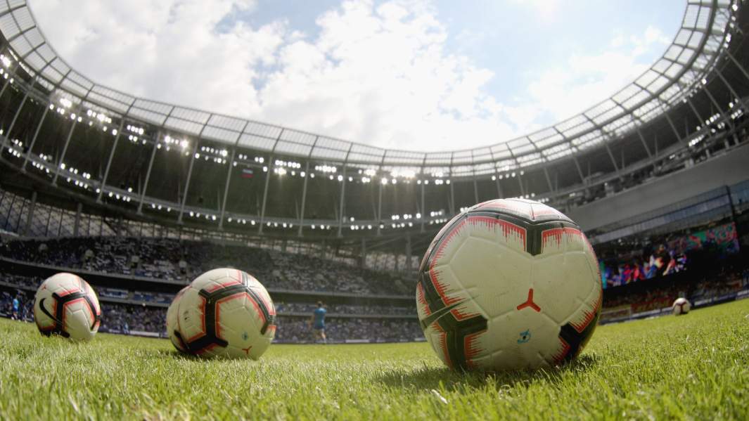 футбольные мячи на поле 