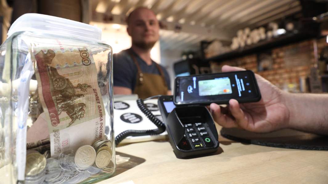 оплата картой на стойке бара 