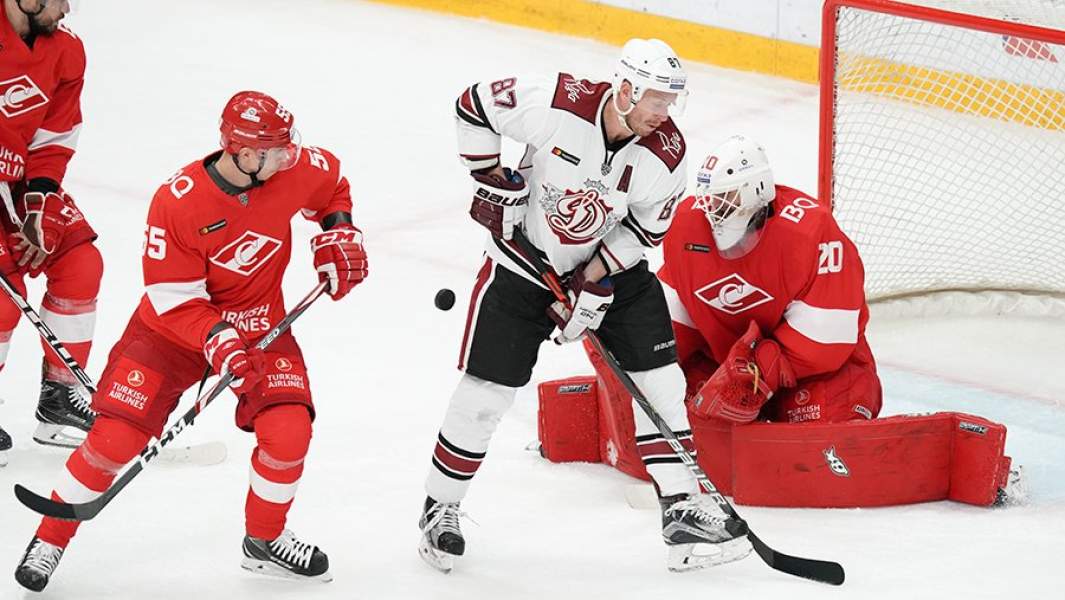 Игроки ХК «Спартак» (Москва) Павел Хомченко, Дмитрий Вишневский и игрок ХК «Динамо» Гинтс Мэйя в матче регулярного чемпионата Континентальной хоккейной лиги между ХК Динамо (Рига) и ХК «Спартак» (Москва)