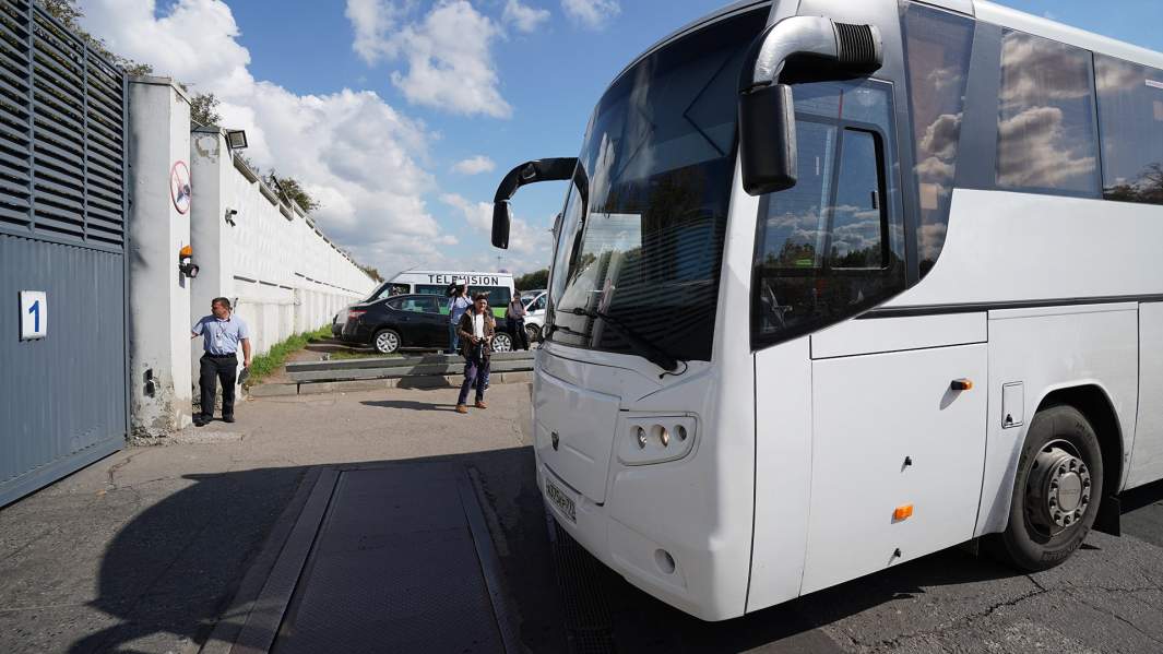 Автобус с украинскими моряками в аэропорту Внуково