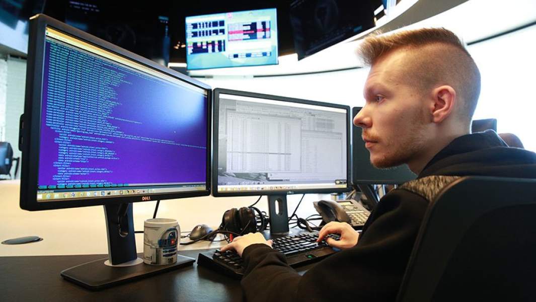 Программист работает за компьютером