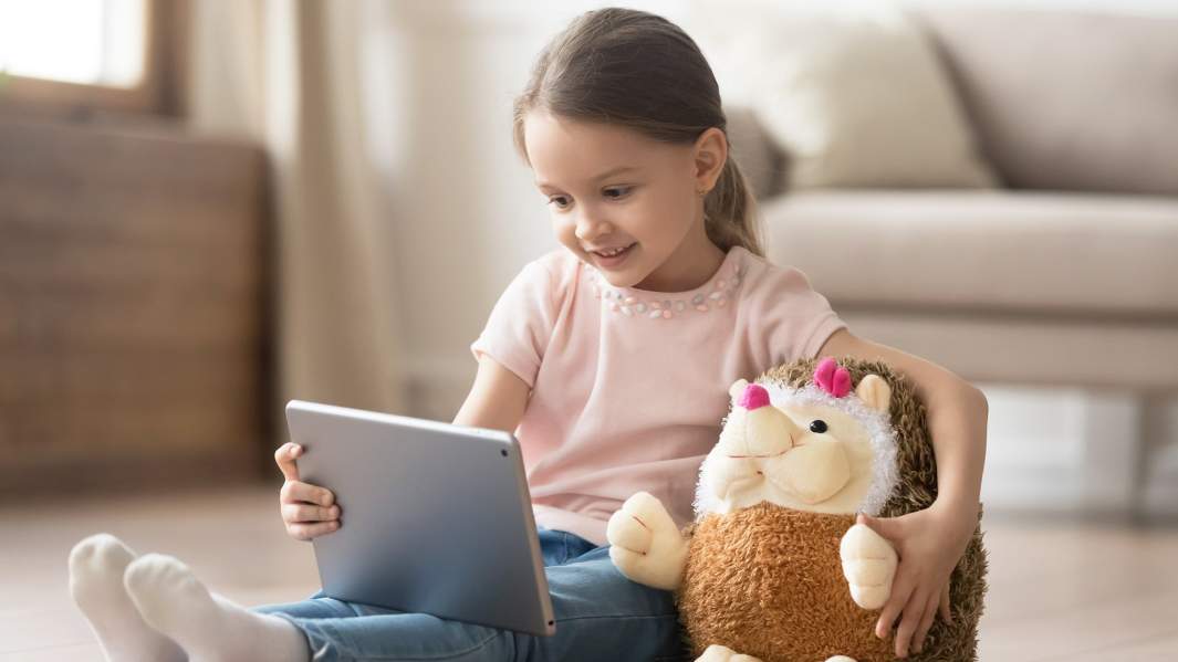 Девочка с игрушкой