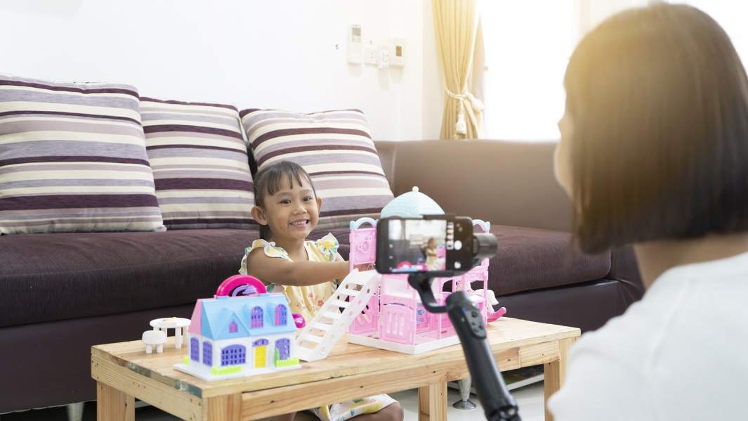 Девочка строит замок на камеру