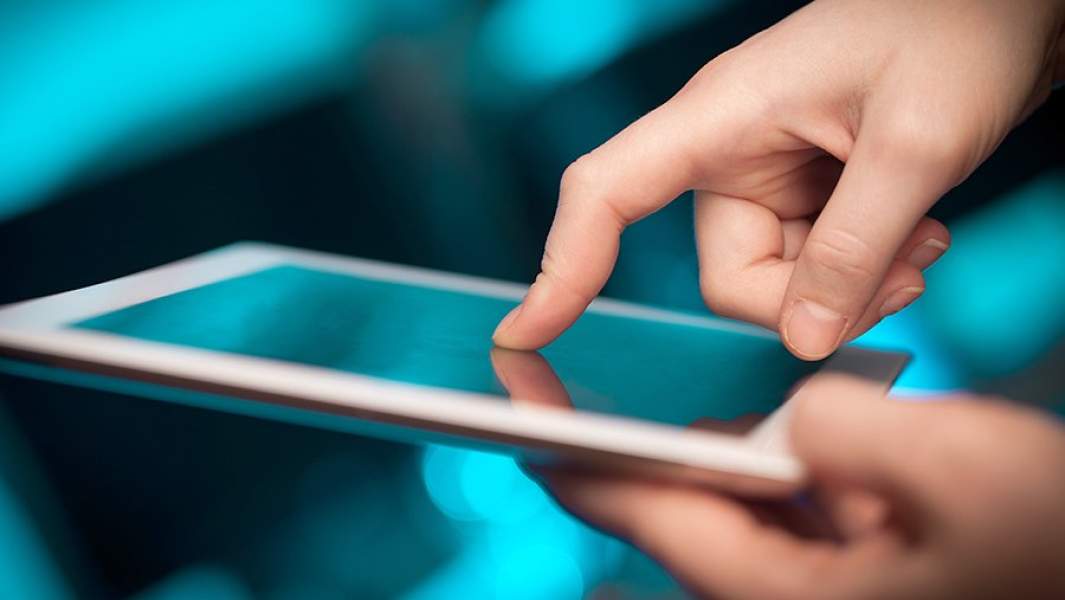 Человек пользуется планшетом