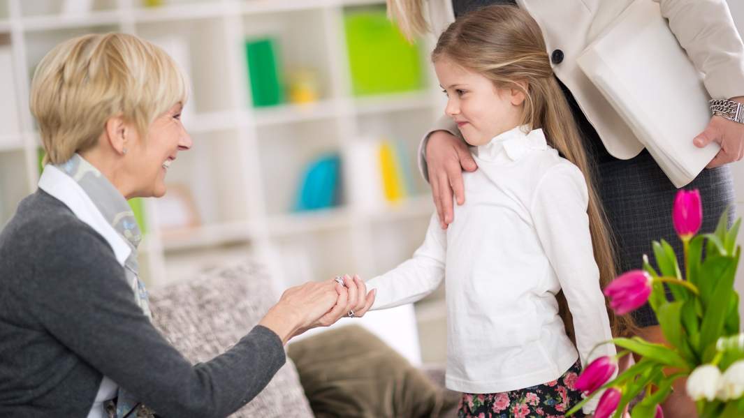 Ребенок знакомится с няней