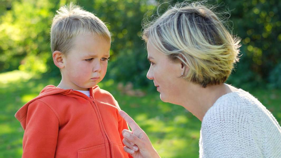 Мама наставляет ребенка
