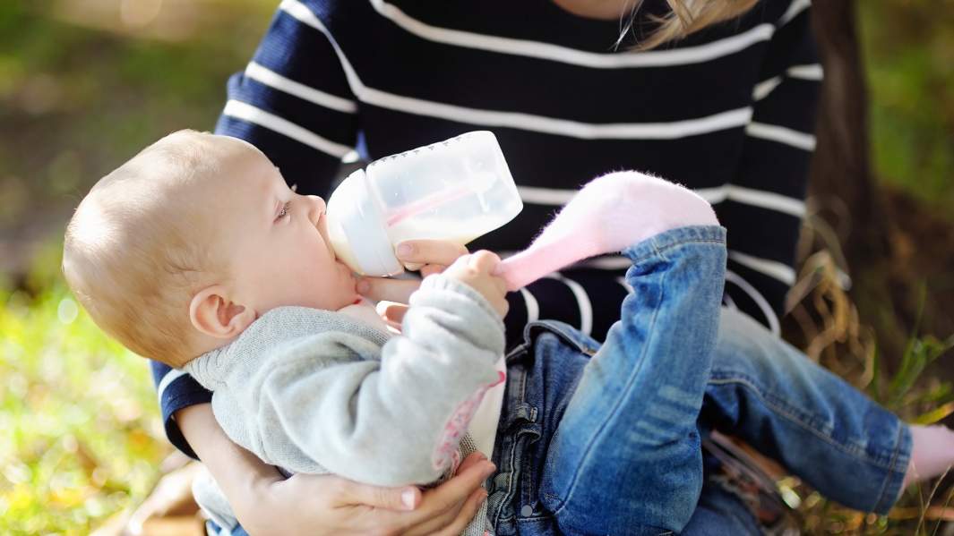 Няня с ребенком на прогулке