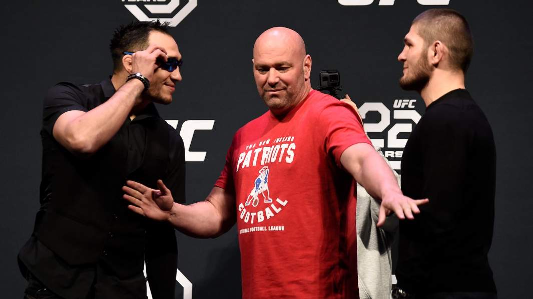 Тони Фергюсон (слева) и Хабиб Нурмагемедов (справа) на пресс-конференции посвященной 25-летию UFC