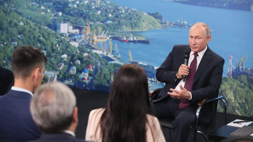 Владимир Путин проводит встречу с представителями общественности по вопросам развития Дальнего Востока