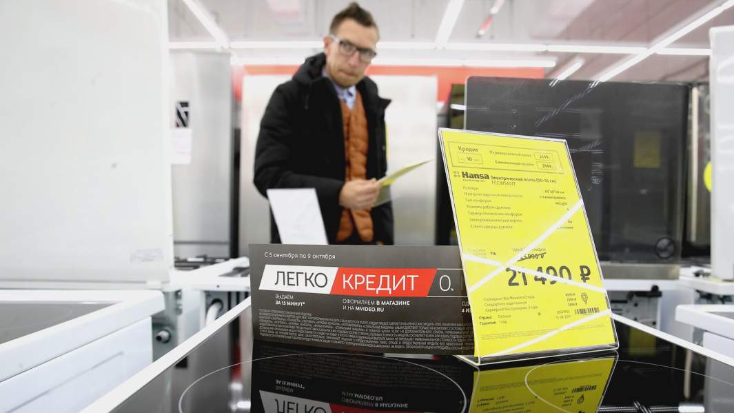 покупатель в магазине бытовой техники