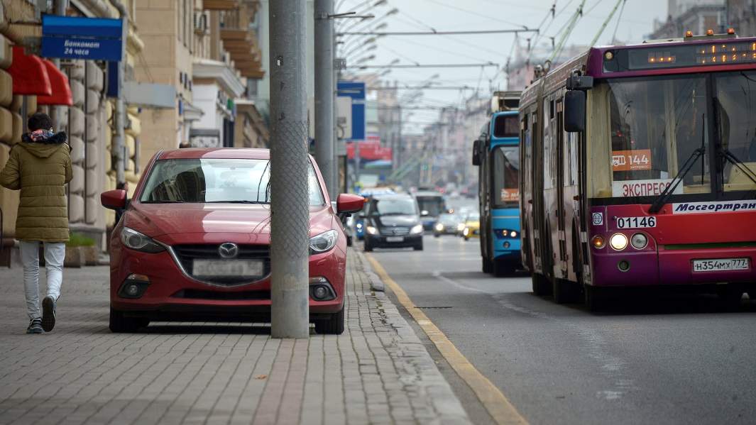 автомобиль на тротуаре 