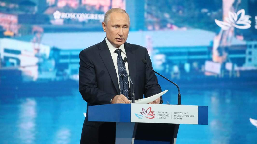Владимир Путин на пленарном заседании V Восточного экономического форума во Владивостоке