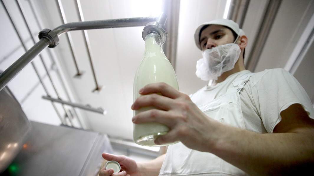 молоко производство бутылка