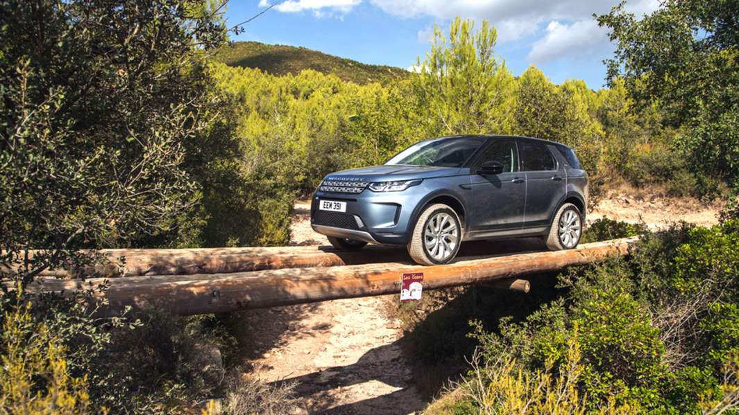 У Discovery Sport хорошая внедорожная геометрия. Угол въезда равен 25, а угол съезда — 30 градусов. Клиренс — 212 миллиметров