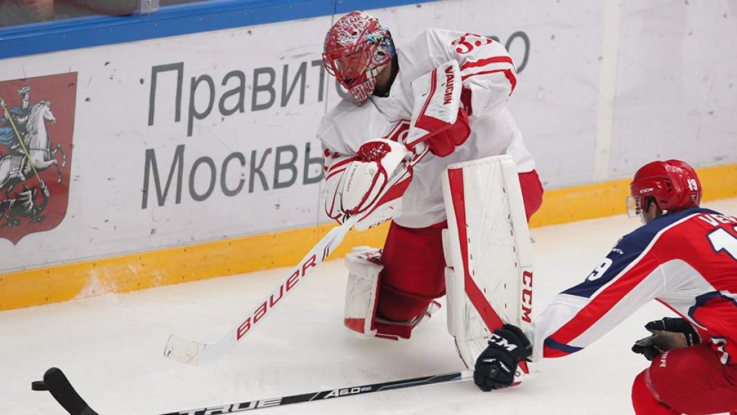 Вратарь ХК «Спартак» Юлиус Гудачек в матче Кубка мэра Москвы между ПХК ЦСКА (Москва) и ХК «Спартак» (Москва)