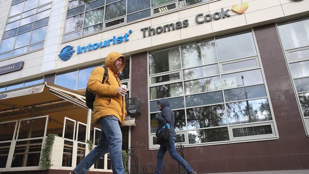 Вывеска обанкротившегося туроператора Thomas Cook на здании в Москве