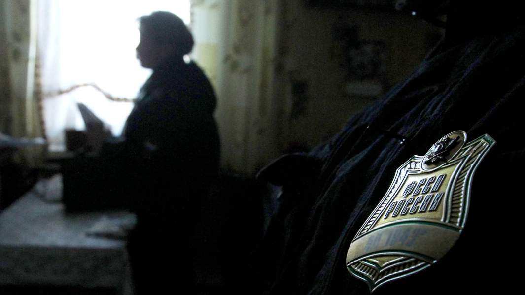 Сотрудник Федеральной службы судебных приставов во время обхода квартир неплательщиков коммунальных услуг