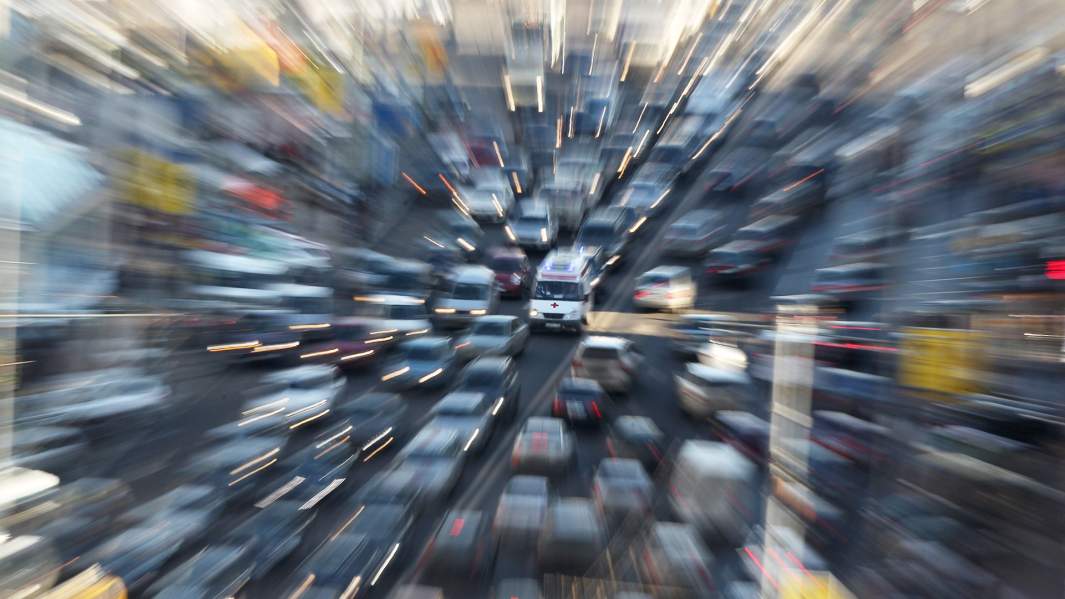 Машина скорой помощи в пробке