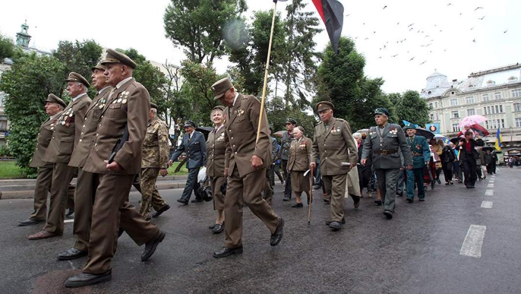 Ветераны Украинской повстанческой армии (ОУН-УПА) во время марша во Львове