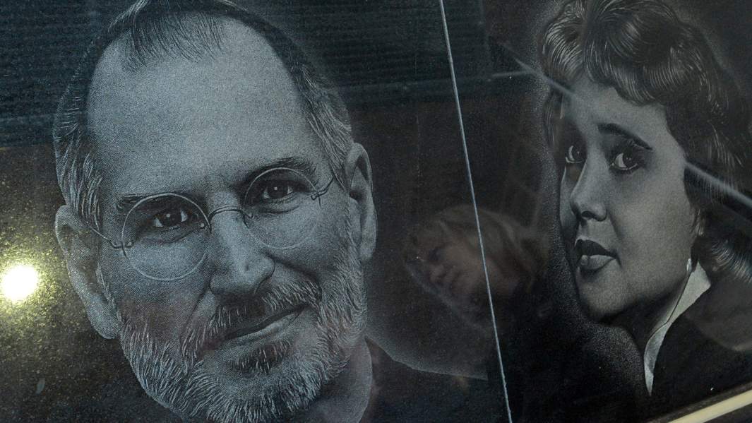 Портрет Стива Джобса на специализированной выставке похоронных услуг