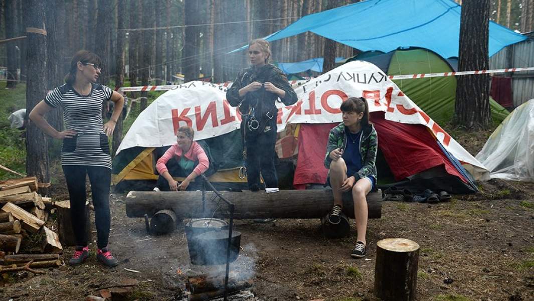 Дети в летнем палаточном лагере