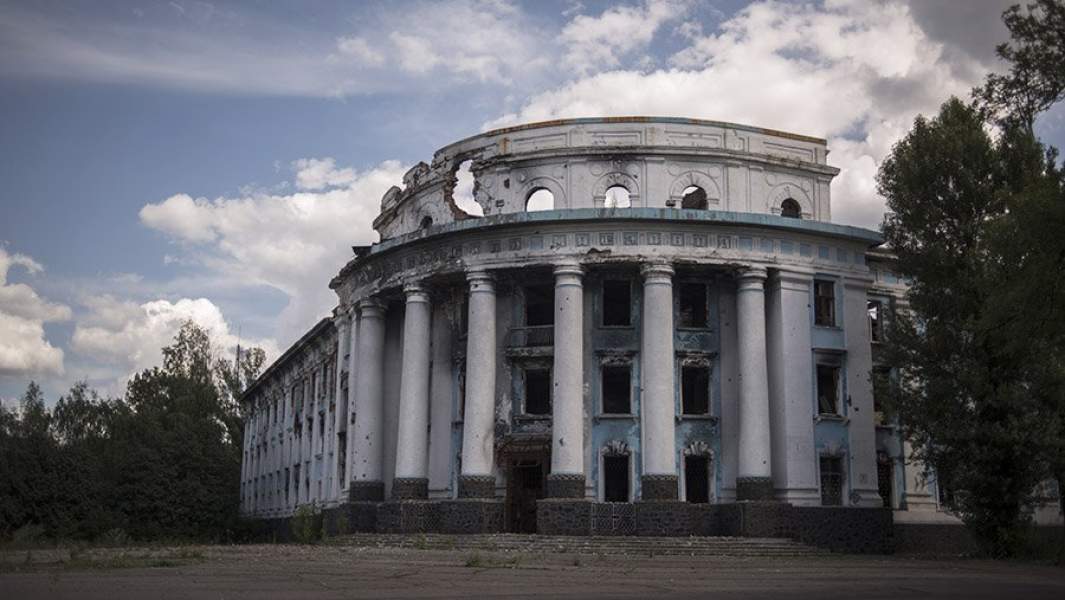 Здание завода в Горловке, разрушенное в результате обстрела