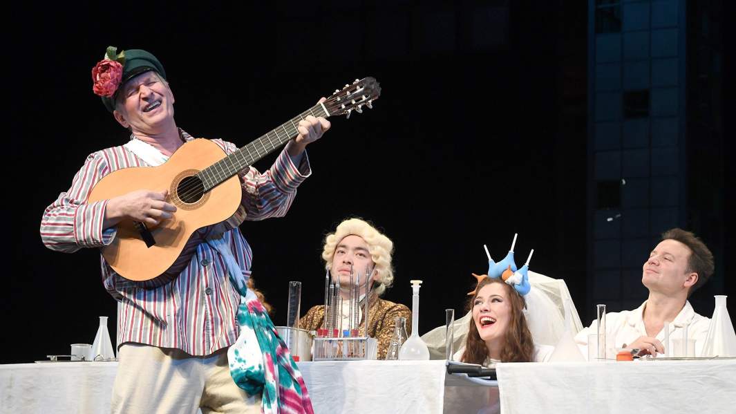 Федор Добронравов в роли Славы Праваторова в постановке Родиона Овчинникова «Где мы?∞!...» в Театре сатиры