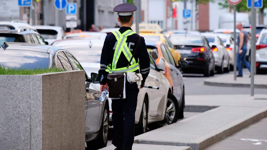 Сотрудник дорожно-патрульной службы на улице Москвы.