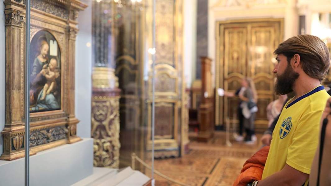 Болельщик сборной Швеции у картины Леонардо да Винчи «Мадонна Бенуа» в Государственном Эрмитаже в Санкт-Петербурге. 5 июля 2018 года